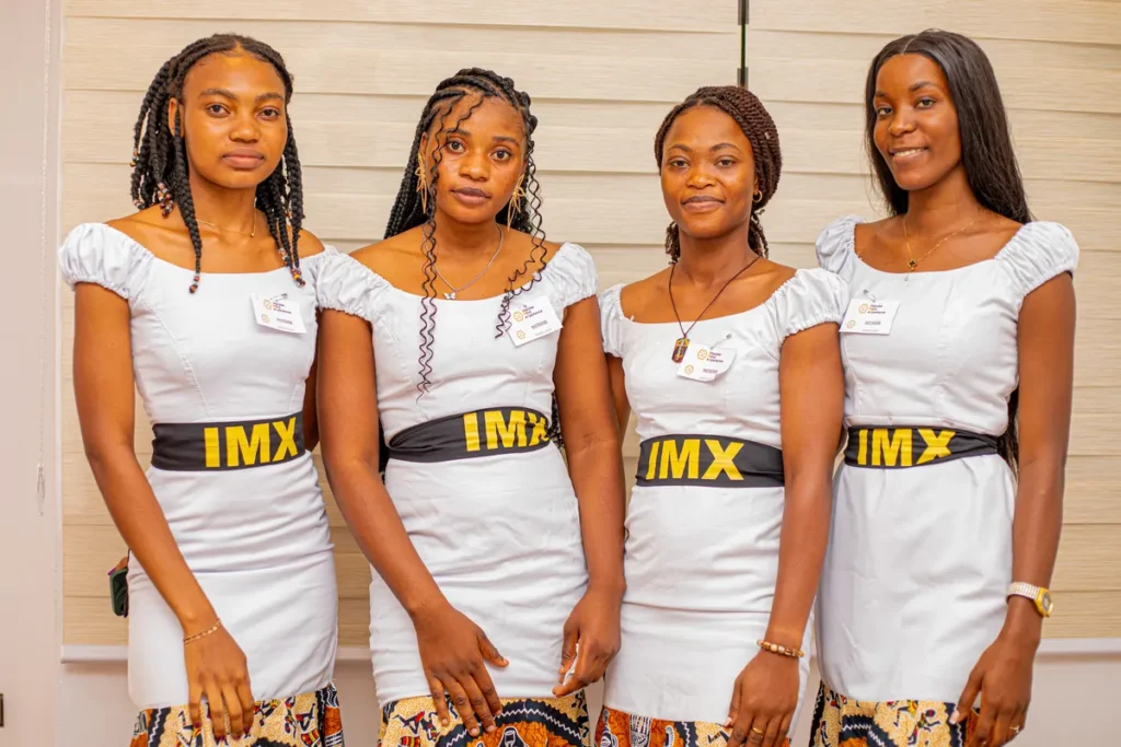 Quatre hôtesses de l'équipe IMX lors de la soirée de clôture