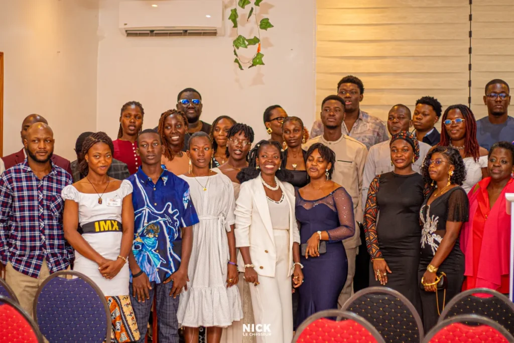 Photo de groupe des participants lors de la soirée de clôture