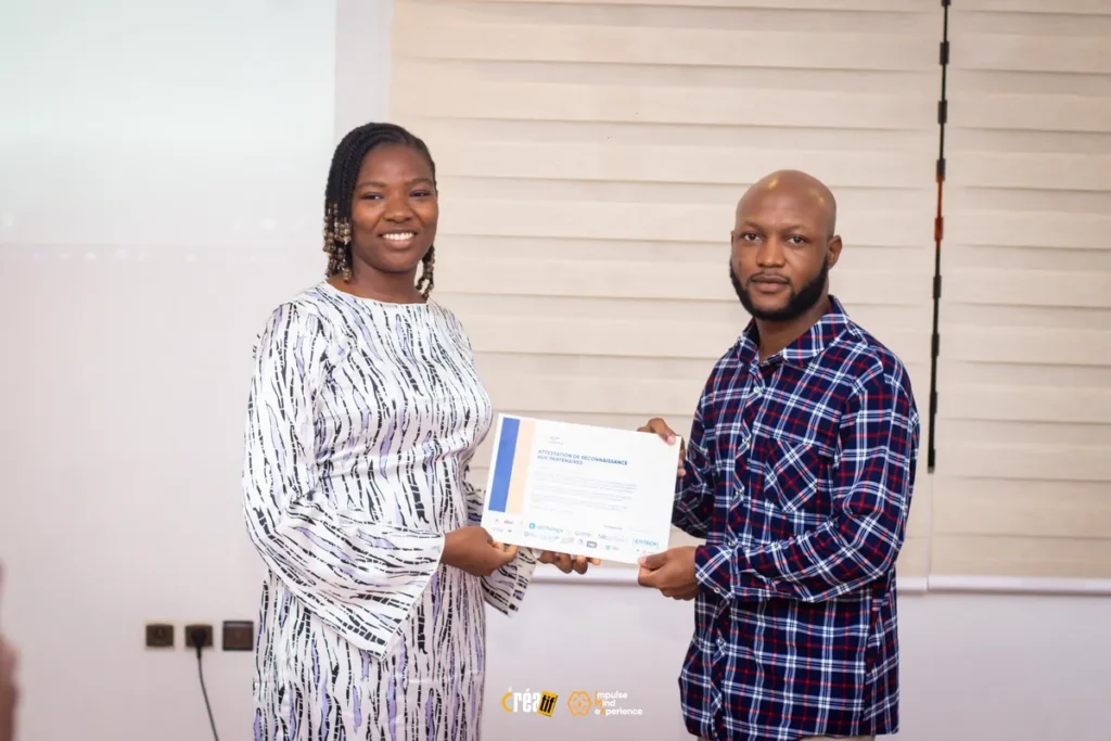 Remise d'une attestation à un participant lors de la cérémonie