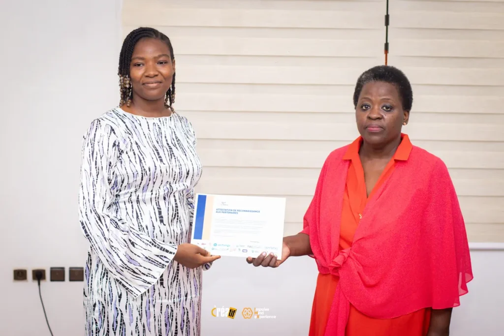 Remise d'une attestation à une récipiendaire